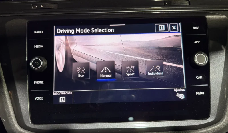 
VOLKSWAGEN TIGUAN R-LINE 2.0 TDI 150 CV DSG full									