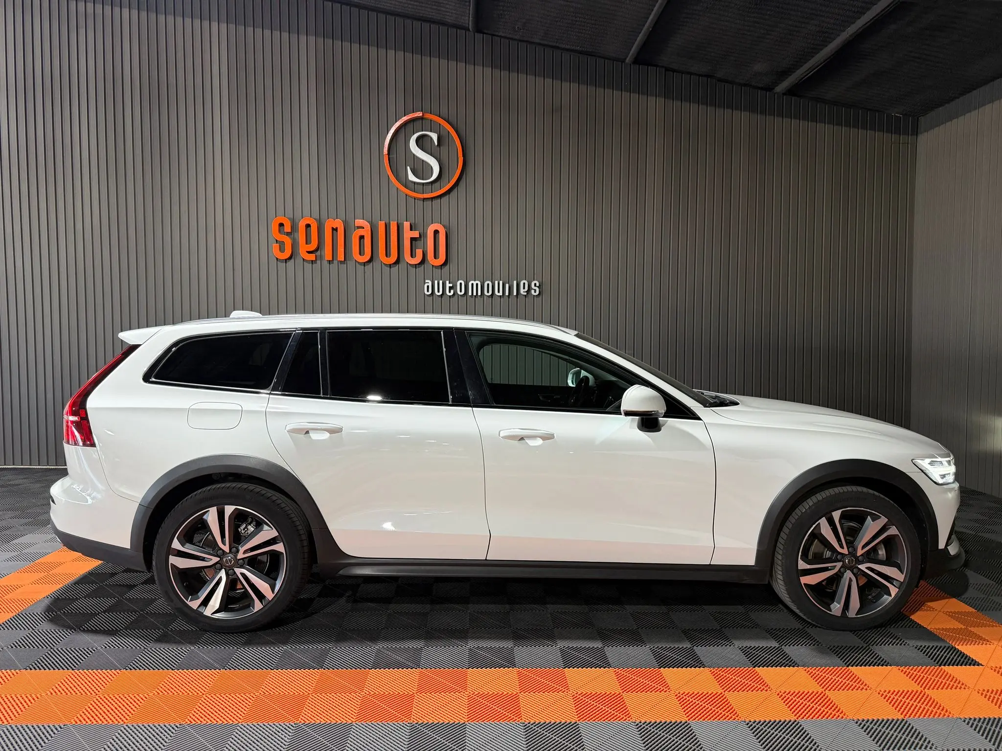 VOLVO V60 CROSS COUNTRY 2.0 D4 AUTO PRO 190CV AWD