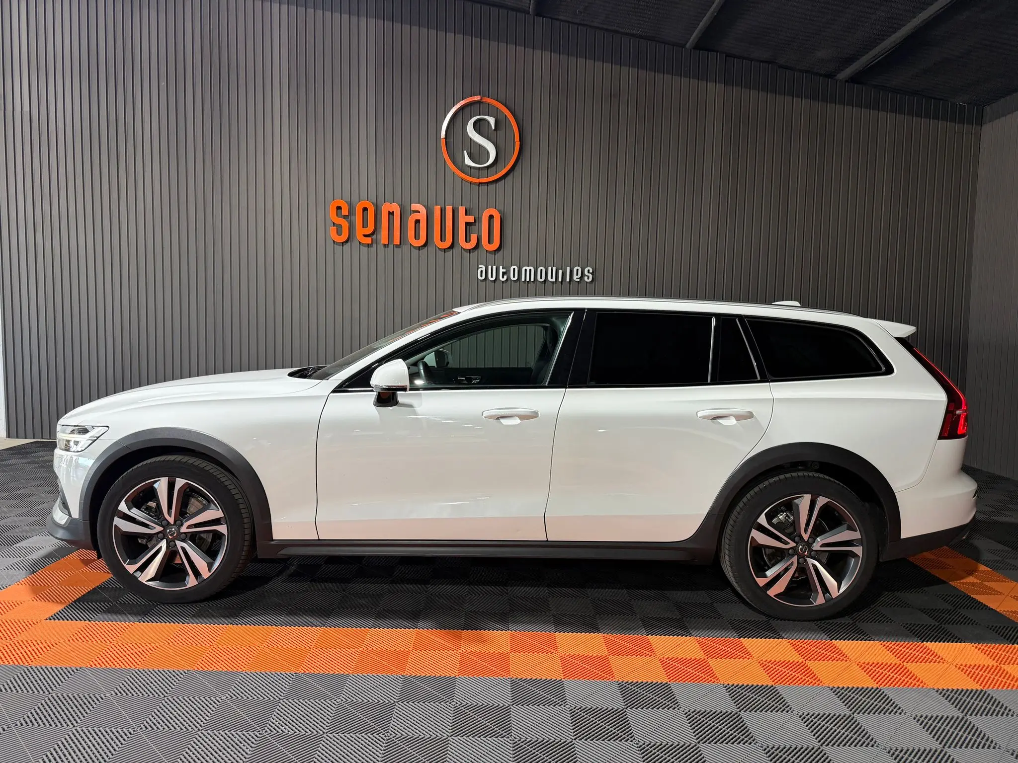 VOLVO V60 CROSS COUNTRY 2.0 D4 AUTO PRO 190CV AWD