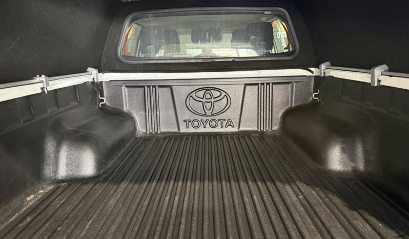 
TOYOTA HILUX DOBLE CABINA 2.4 D-4D GX 150 CV 6VEL 4WD full									