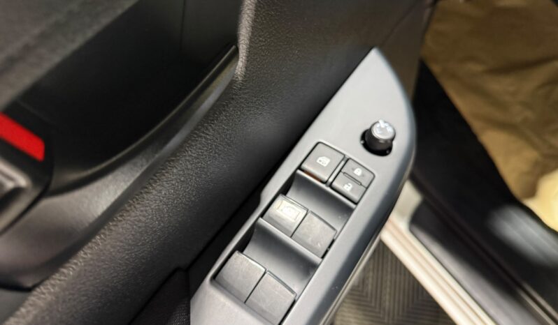 
TOYOTA HILUX DOBLE CABINA 2.4 D-4D GX 150 CV 6VEL 4WD full									
