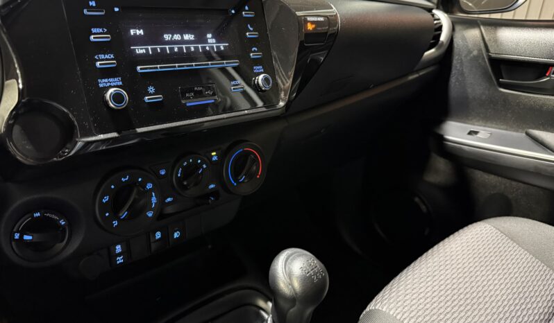 
TOYOTA HILUX DOBLE CABINA 2.4 D-4D GX 150 CV 6VEL 4WD full									